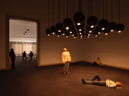 Philippe Parreno, Vozes, 2024, vista da exposição, Haus der Kunst München. Foto: Andrea Rossetti